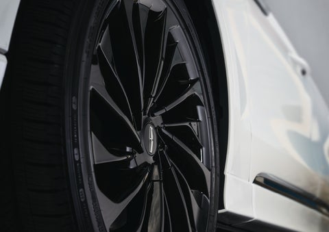 The wheel of the available Jet Appearance package is shown | Lincoln Demo 2 in Wooster OH