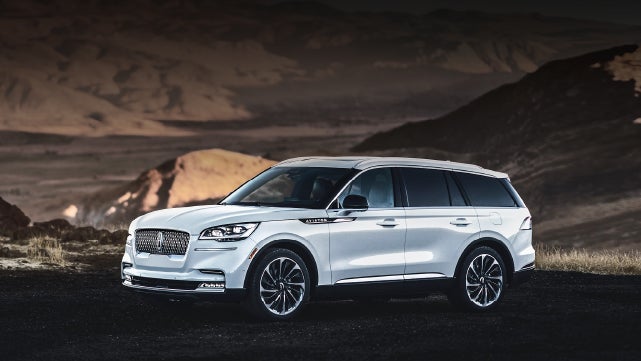 A 2024 Lincoln Aviator® SUV is parked at a mountain overlook | Lincoln Demo 2 in Wooster OH