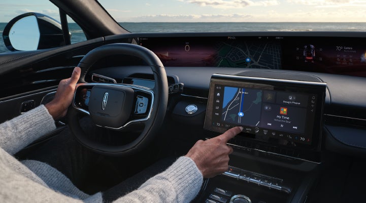 The driver of a 2024 Lincoln Nautilus® SUV interacts with the new Lincoln Digital Experience. | Lincoln Demo 2 in Wooster OH