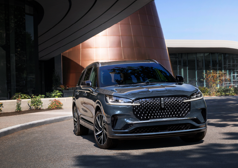 A gray 2025 Lincoln Aviator® SUV is parked outside a modern building with the sun shining. | Lincoln Demo 2 in Wooster OH