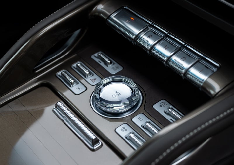 A crystal-inspired volume knob is shown in the center floor console of a 2026 Lincoln Nautilus® SUV. | Lincoln Demo 2 in Wooster OH